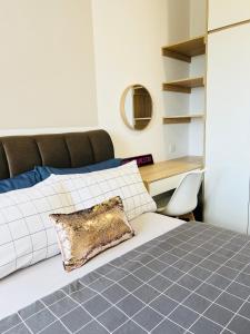 a bedroom with a bed and a desk at Mimpi Muji Homestay Vista Bangi in Kajang