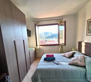 ドームス・デ・マリーアにあるFIORE LEO&TEOのベッドルーム1室(ベッド1台、大きな窓付)