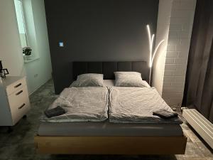 Una cama con sábanas blancas y almohadas en un dormitorio en Übernachtungsmöglichkeit und Monteurzimmer, en Hamdorf