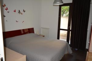 a bedroom with a bed and a window at Casa Paola in Monreale