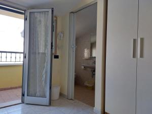 ベッラーリア・イジェア・マリーナにあるHotel Villa Auroraのバスルーム(トイレ付)に面したドアが付いています。