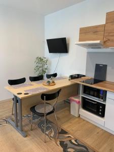 biuro z biurkiem z krzesłami i komputerem w obiekcie Apartmán U Kostela w Podiebradach