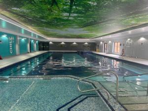 uma grande piscina com um tecto com árvores em 55, Hengar Manor Estate em Saint Tudy