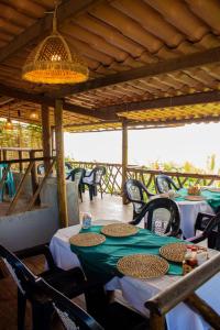 un ristorante con tavoli e sedie su una terrazza di Pousada Paradise Flecheiras a Trairi