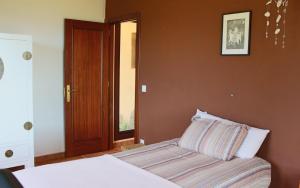 a small bedroom with a bed and a window at Espectacular casa a dos minutos de Playa America in Nigrán