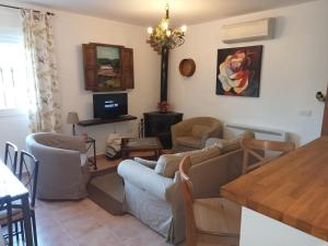 sala de estar con sofá y mesa en Casa Estacion de Benaojan en Benaoján