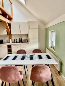a kitchen with a table and two chairs at Wanderurlaub mit und ohne Hund! in Harra