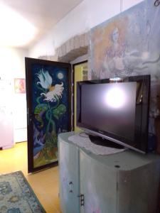 a flat screen tv sitting on top of a cabinet at Apartman SIRENA in Pićan