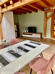 a living room with a white table and chairs at Wanderurlaub mit und ohne Hund! in Harra