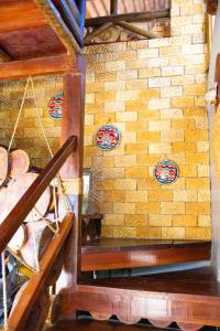 un escalier dans un bâtiment avec des plaques murales dans l'établissement Pousada Paradise Flecheiras, à Trairi