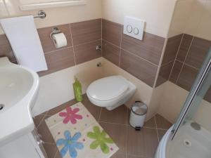 ein kleines Badezimmer mit Toilette und Waschbecken in der Unterkunft Apartments Linda in Trogir