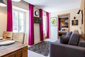 un salon avec des rideaux violets et une salle à manger dans l'établissement HIMALAYA Annecy Rent Lodge, à Annecy
