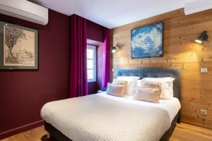 a bedroom with a large bed with purple walls at HIMALAYA Annecy Rent Lodge in Annecy