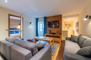 Sala de estar con 2 sofás y mesa en APPALACHES Annecy Rent Lodge, en Annecy