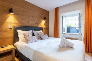 een slaapkamer met 2 bedden en een raam bij APPALACHES Annecy Rent Lodge in Annecy