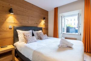 une chambre avec deux lits et une fenêtre dans l'établissement APPALACHES Annecy Rent Lodge, à Annecy