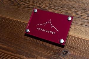 ein rotes Schild auf dem Tisch mit den Worten „Geräte“ in der Unterkunft APPALACHES Annecy Rent Lodge in Annecy