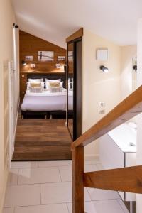 ein Schlafzimmer mit einem Bett in einem Zimmer mit einer Treppe in der Unterkunft APPENNINS Annecy Rent Lodge in Annecy