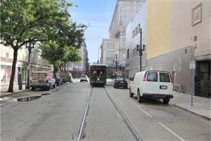 une rue de la ville avec un tramway dans la rue dans l'établissement Roami at Bourbon Place, à La Nouvelle-Orléans