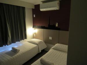 阿雷格里港Minuano Hotel Express próx Orla Lago Guaíba, Mercado Público, 300 m Rodoviária的酒店客房 - 带两张床和空调