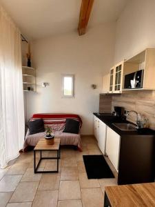 Zdjęcie z galerii obiektu Maison T2. Entre mer et nature. lac de l’Arena 5mn w mieście Roquebrune-sur Argens