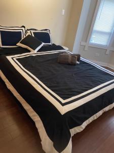 1 dormitorio con 1 cama grande en blanco y negro en Modern MOZART en Chicago