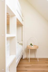 - une chambre avec un lit et une table dans l'établissement Het Preshoekhuis, à Lauwe