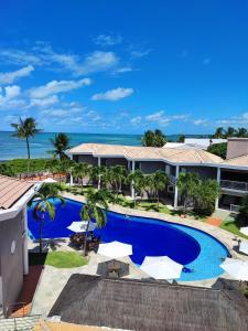 uma vista aérea de um resort com uma piscina em Hotel Coral Beach em Tamandaré