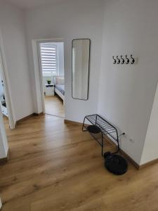 ein leeres Zimmer mit einem Spiegel und einem Regal an der Wand in der Unterkunft Apartament Jezioro w sercu Ostródy in Ostróda