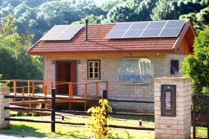 uma pequena casa com painéis solares no telhado em L'esperienza - Pousada Butique - Ecoturismo em Nova Petrópolis