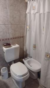 uma casa de banho com um WC, um lavatório e um chuveiro em Monoambiente interno en Trelew em Trelew