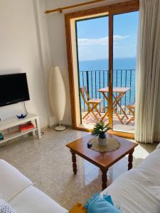 salon z widokiem na ocean w obiekcie Apartamentos Sa Tenassa w miejscowości Colonia Sant Jordi