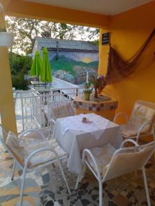 a patio with a table and chairs and a painting at Apartman SIRENA in Pićan