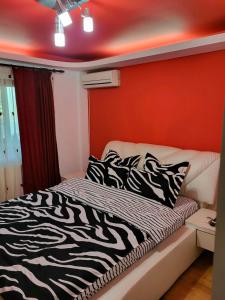 um quarto com um cobertor de zebra numa cama em casa dana em Mangalia