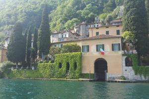 un edificio sul lato di un corpo idrico di Casa Orchidea a Oria