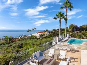 un complejo con piscina, palmeras y océano en Vista by AvantStay Stunning Estate w Views of the Pacific Ocean Pool Spa, en San Diego