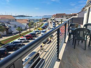 uma varanda com carros estacionados num parque de estacionamento em Apartments Centar em Vodice