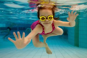 uma menina nadando em uma piscina usando óculos em Luxury Caravan With Decking And Wifi At Haven Golden Sands Ref 63069rc em Mablethorpe