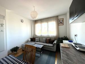 una sala de estar con un sofá y una mesa en YellowHouse, en Pristina 10 fotos más