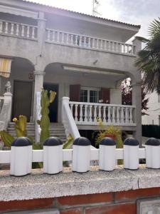 una casa con barreras blancas y negras delante de ella en Playa home, en Cunit