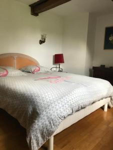 Postel nebo postele na pokoji v ubytování Ancien moulin du 18 ieme
