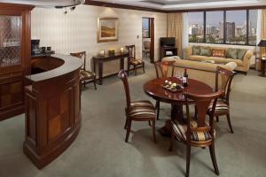 Una sala de estar con un sofá, una mesa y sillas. en Hotel Melia Lima, en Lima