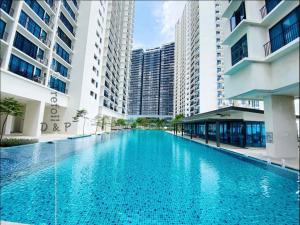 una piscina al centro di due edifici di 4 pax cozy homestay Trefoil Setia City Mall SCCC 12-16 a Shah Alam
