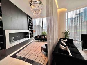 ein Wohnzimmer mit einem Sofa und einem Kamin in der Unterkunft Versace Suite Balcony 1GB WIFI Netflix HDTV in London