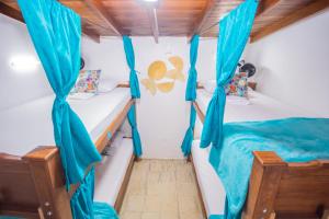 um quarto em um barco com duas camas em Spring Hostel em Medellín
