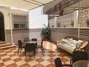 um quarto com uma cama, uma mesa e cadeiras em Hostal Avenida by Bossh! Hotels em Chipiona