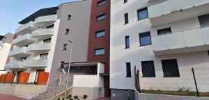 レシュノにあるAPARTAMENT OGRODYの階段が隣接するアパートメントビル