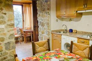 Kuchyň nebo kuchyňský kout v ubytování Casa Rural La Lastría
