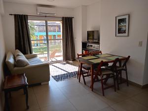 salon ze stołem i kanapą w obiekcie Vivanco w mieście Tigre