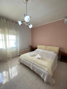 ein Schlafzimmer mit einem großen Bett mit Handtüchern darauf in der Unterkunft Casa Iole in Carbonia